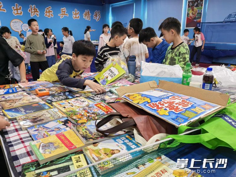 18日下午，長沙市大同第二小學舉行“愛閱讀,，善表達,，做書香好少年”圖書跳蚤市場活動。均為長沙晚報通訊員張玲 供圖