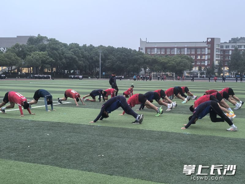 由麓山國(guó)際實(shí)驗(yàn)學(xué)校足球隊(duì)為班底組成的湖南男子足球隊(duì)積極備戰(zhàn)首屆三大球運(yùn)動(dòng)會(huì),。 均為長(zhǎng)沙晚報(bào)全媒體記者趙紫名攝