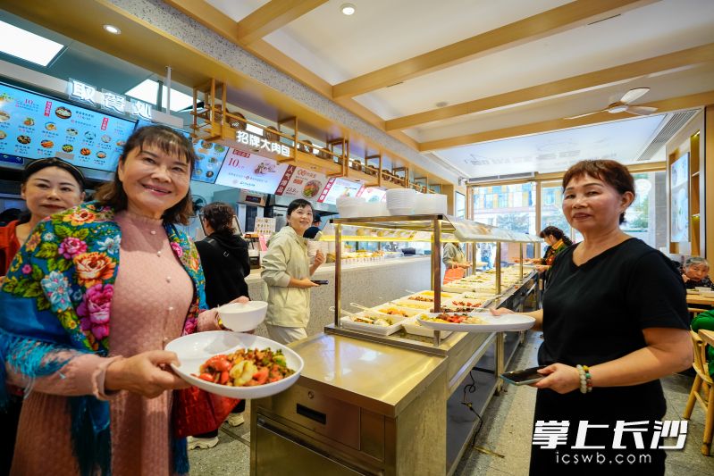 今天中午，老人們在位于東塘社區(qū)萬利隆的包子鋪這家老年食堂取餐,。均為全媒體記者 陳飛 攝