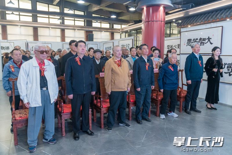 國歌齊唱將氛圍推向高潮,。 圖片均為全媒體記者 陳飛 攝