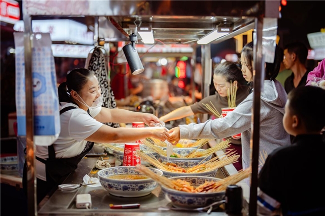 麓谷東塘夜市的眾多美食吸引了大量食客。圖片均為通訊員提供