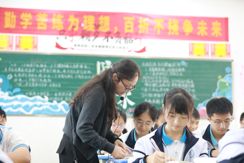 如今,，農(nóng)村學(xué)校的師資隊伍越來越強(qiáng)，優(yōu)秀年輕老師越來越多,。