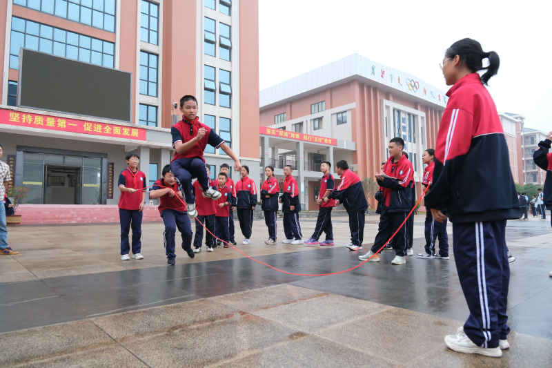 春華中學(xué)校園內(nèi),，孩子們在課間組織團(tuán)體跳繩活動,。