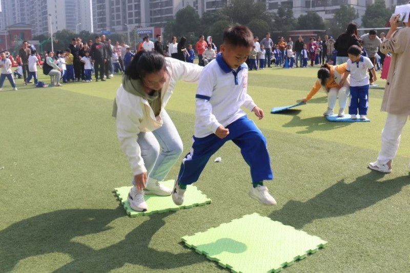 孩子與家長一起“搭橋過河”。