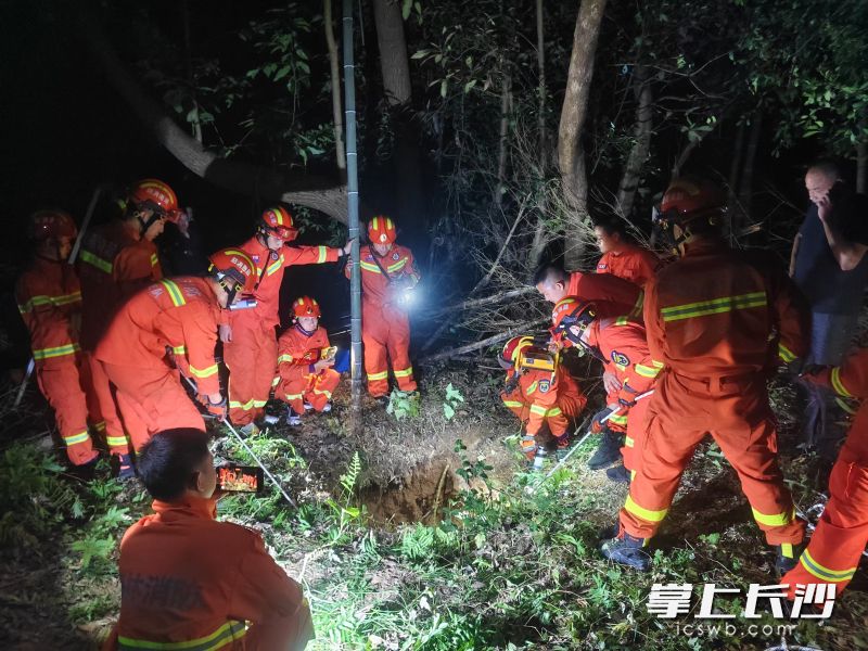 圖為救援場景,。長沙晚報通訊員 胡宇波 攝