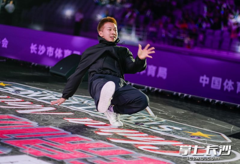 比賽現(xiàn)場,，選手們在互相飆舞。圖片均為全媒體記者 陳飛 攝