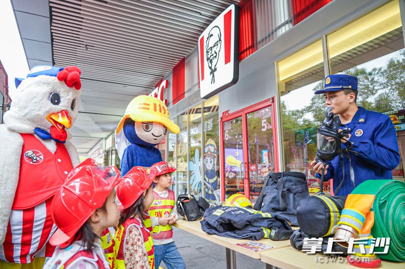 小朋友們在長沙肯德基消防安全體驗基地體驗消防生活,。 長沙晚報通訊員 劉雅莉 攝