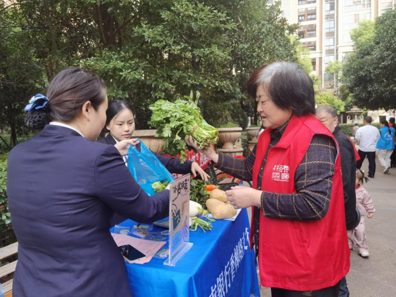 居民紛紛帶著家中閑置的書籍前來交換新鮮蔬菜,。長沙晚報全媒體記者顏家文 通訊員蔣芳 攝