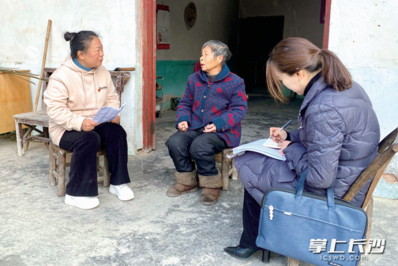 圖為長沙縣委巡察組在江背鎮(zhèn)群眾家里走訪調(diào)查，群眾反映問題“事事有回音,，件件有著落”,。吳婉沁 攝