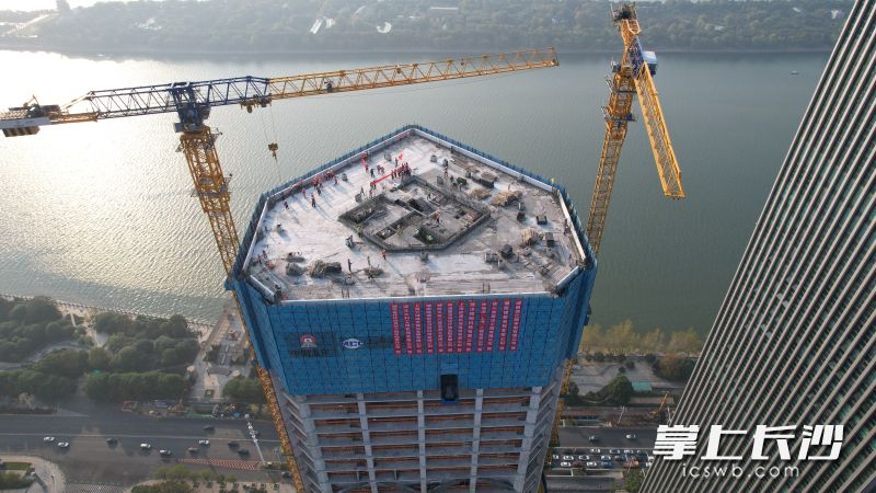 長沙五礦廣場項目迎來封頂重大節(jié)點,。