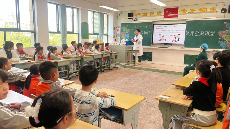 長沙市中心醫(yī)院（南華大學附屬長沙中心醫(yī)院）志愿者團隊傳授實用技能。通訊員供圖