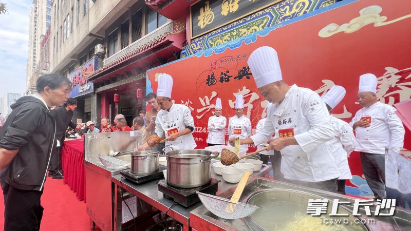 楊裕興2024年度勞動(dòng)競賽暨非遺技藝展活動(dòng)中，師傅們同臺(tái)競技煮面條,。長沙晚報(bào)全媒體記者 周輝霞 攝