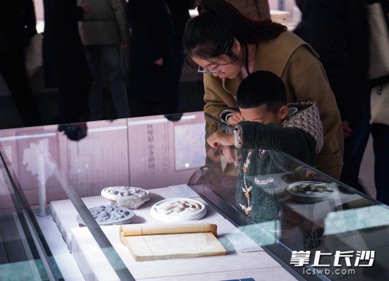 11月19日，《“志”說湖南——大型史志·文物聯(lián)展》在湖南博物院開幕,，市民正在觀看展覽,。 均為長(zhǎng)沙晚報(bào)全媒體記者鄒麟攝