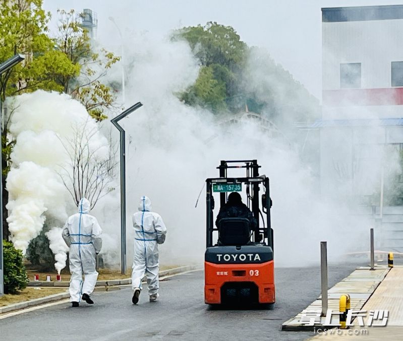 搶險(xiǎn)人員身著防護(hù)服深入一線切斷污染源,。 均為長(zhǎng)沙晚報(bào)通訊員劉旖旎供圖