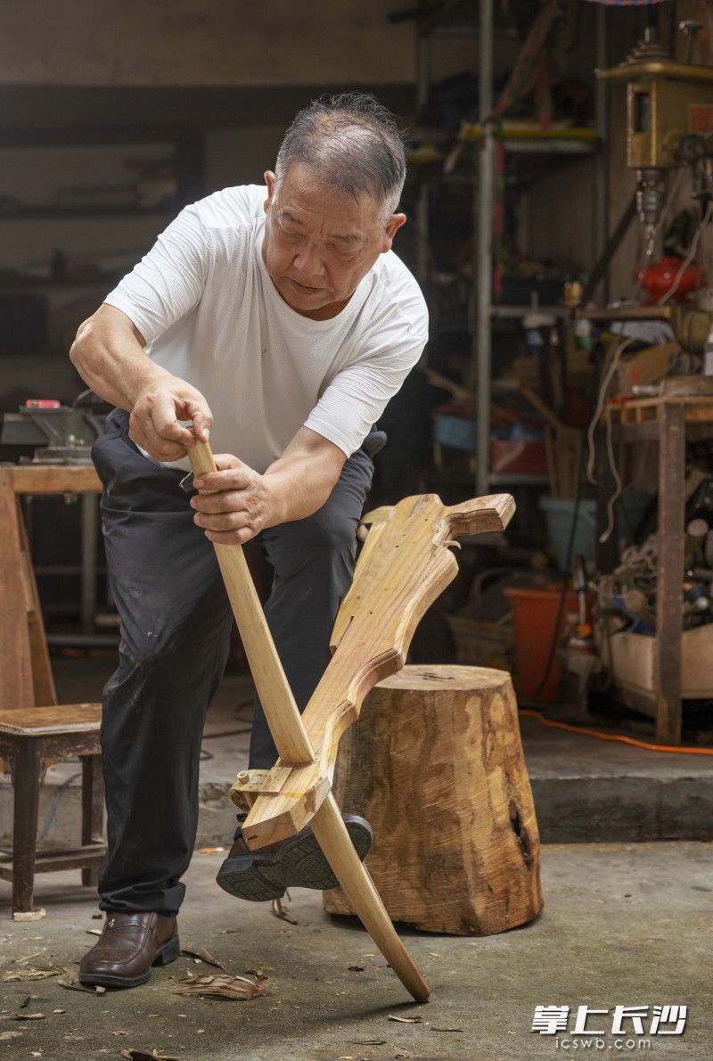 弩弓的制作要點在于兩側力量均衡,。