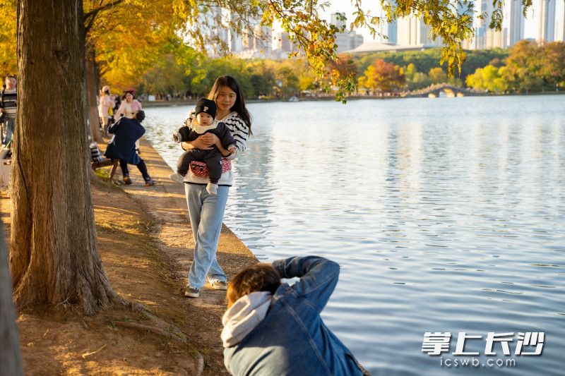 市民在公園內拍照打卡,。