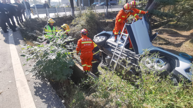 消防隊員緊急救援車輛側翻被困司機,。 長沙晚報通訊員 尋艷 供圖