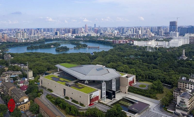 2021年,，新建成的湖南博物院,。在她的身后，湖南烈士公園宛如一塊美玉,。記者 羅杰科 攝