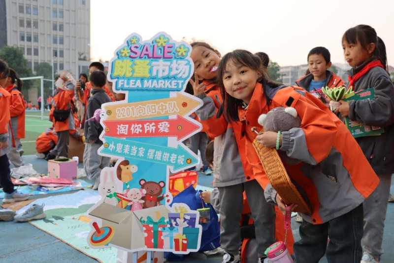 下午開市愛心義賣市場,。