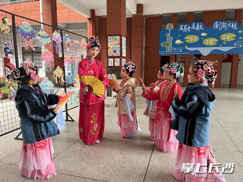 到了現(xiàn)場，在老師帶領下再排練排練,。