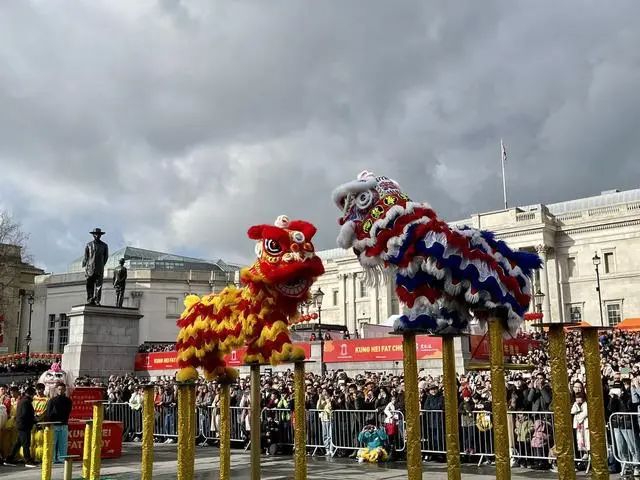 英國倫敦特拉法加廣場的舞獅表演,。圖片來源：中國日報網(wǎng)