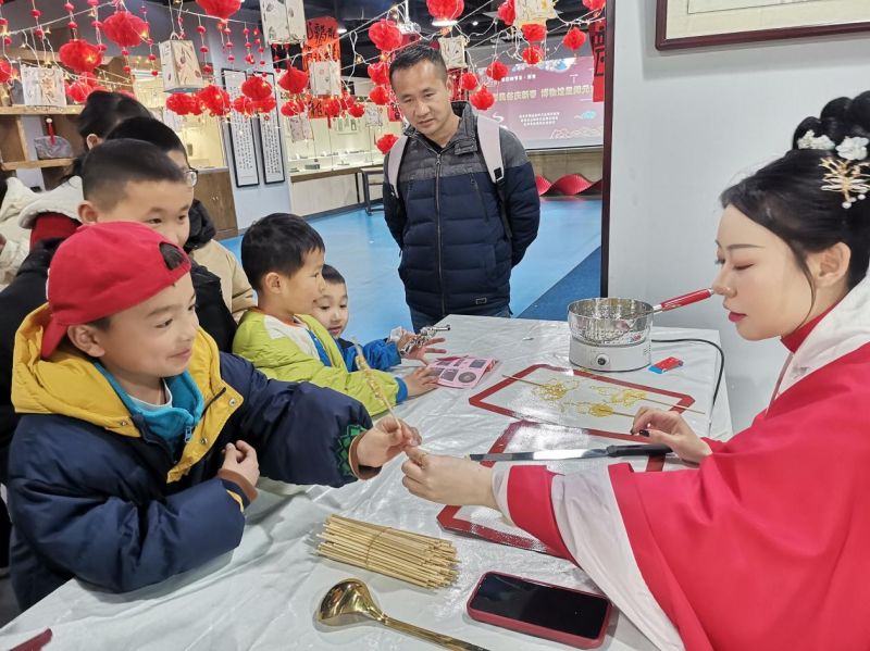 長沙盛硯硯臺博物館里,，孩子們愛上糖畫,。圖片來源：掌上長沙