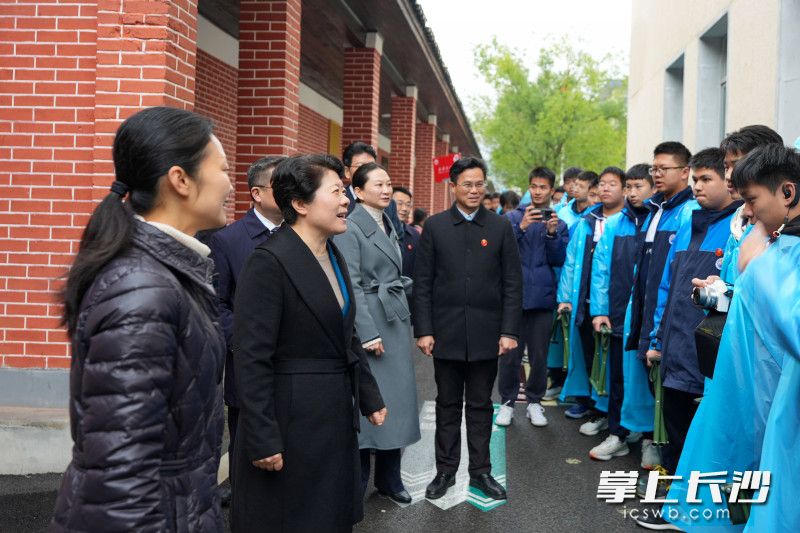 12月10日，省委常委,、長(zhǎng)沙市委書(shū)記吳桂英赴湘潭市學(xué)習(xí)考察紅色資源保護(hù)利用和文旅融合工作,，來(lái)到韶山學(xué)校思政教育實(shí)踐營(yíng)地。