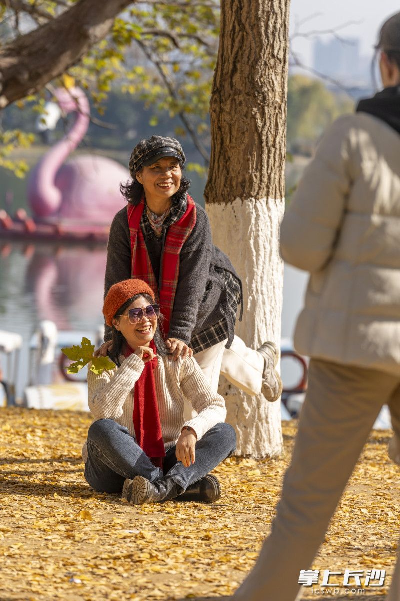 市民紛紛來到湖南烈士公園游玩，享受冬日暖陽(yáng)美好時(shí)光,。