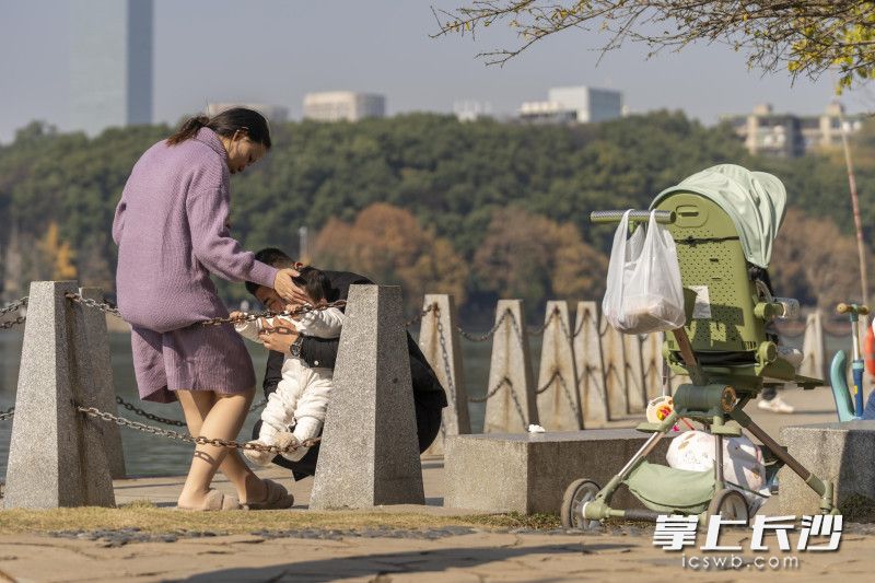 一家三口在烈士公園里享受親子時(shí)光,。