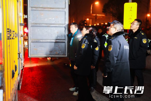 此次行動持續(xù)到晚上12時,，共出動執(zhí)法人員38人次,，檢查車輛140余臺次。 均為通訊員供圖