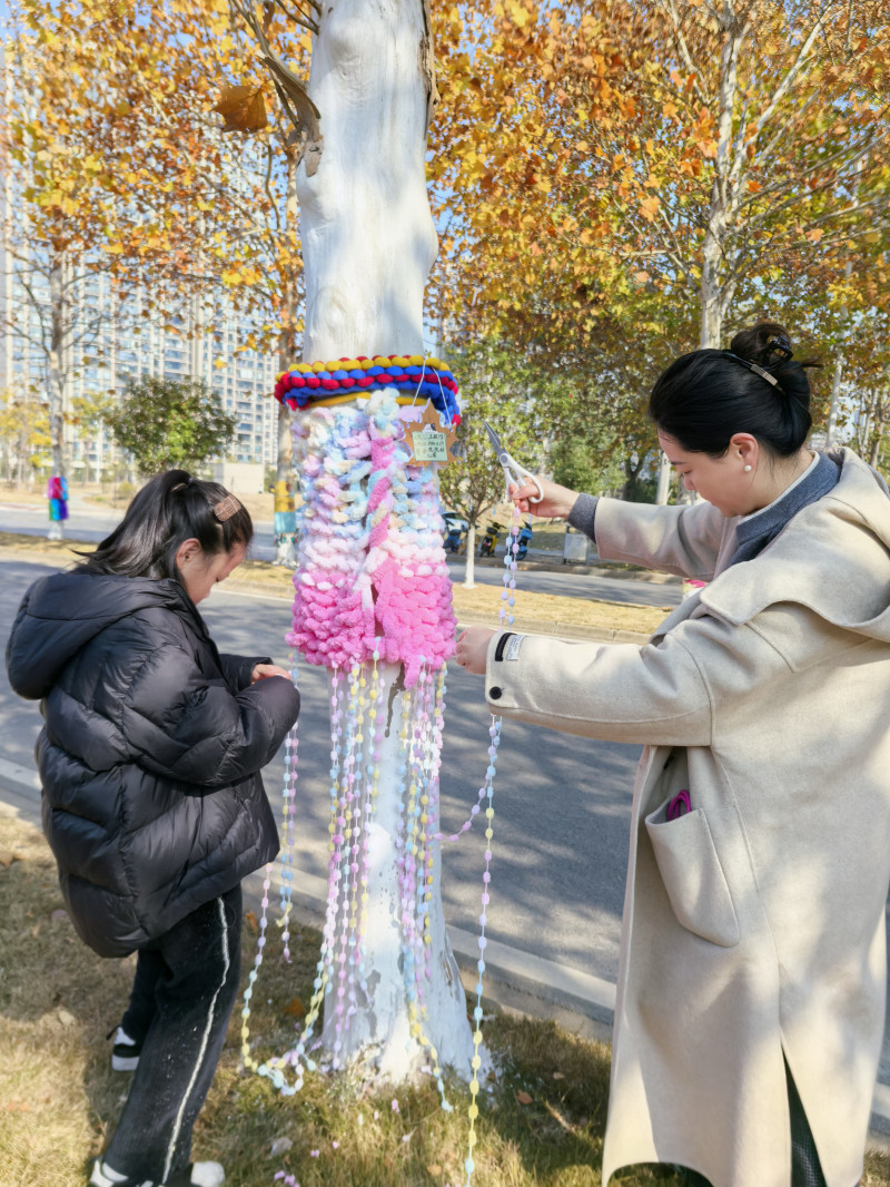 每個(gè)小朋友都為自己認(rèn)領(lǐng)的梧桐樹(shù)畫(huà)下了“樹(shù)衣設(shè)計(jì)稿”,，并邀請(qǐng)爸爸媽媽一同參與制作。