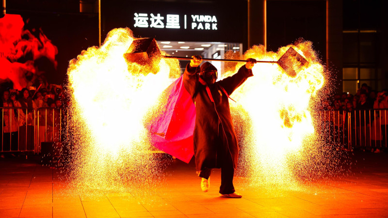 非遺火壺表演點(diǎn)燃夜空,。長(zhǎng)沙晚報(bào)通訊員 李怡兵 供圖