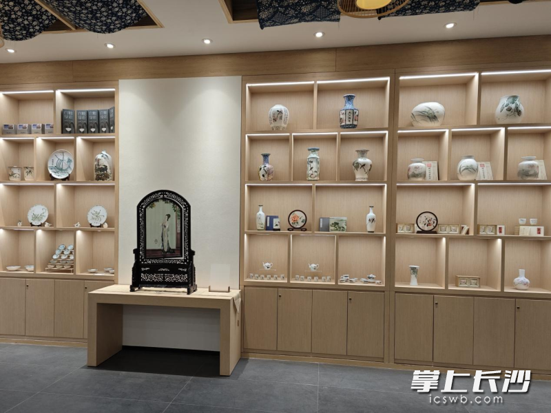 非遺物品,。除梁向東外,，其他均為省文化館供圖