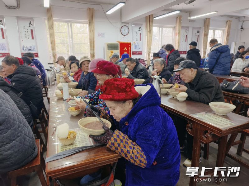 老人們?cè)谄穱L臘八粥。 均為長(zhǎng)沙晚報(bào)通訊員戴雨瑤攝