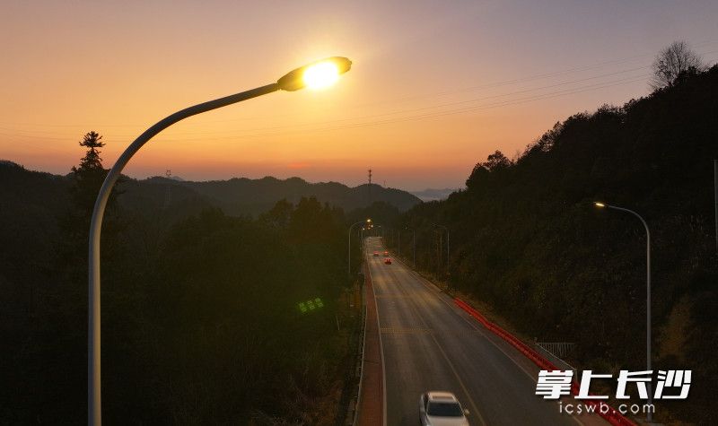 1月12日晚,，荷文公路全線 亮燈,。均為長沙晚報(bào)通訊員 彭紅霞 攝 