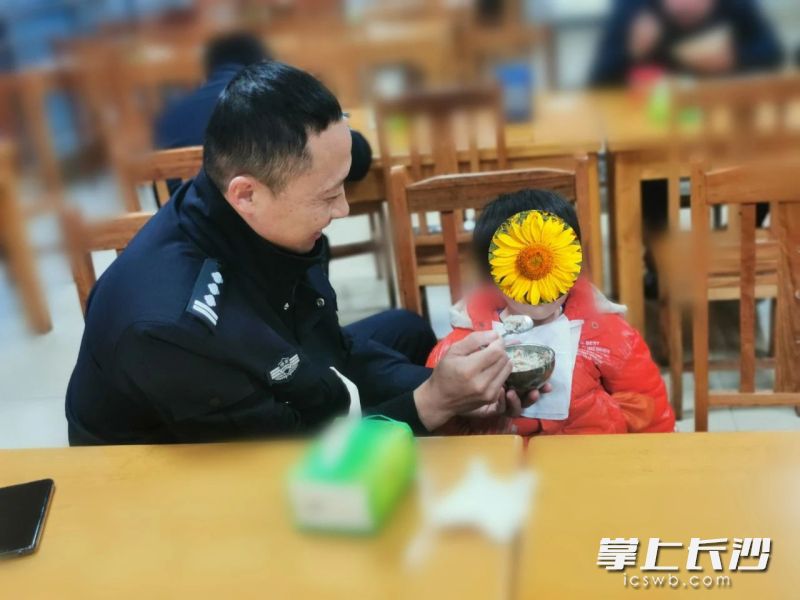 民警將萌娃帶回派出所照料,。長沙晚報通訊員 彭運生 供圖