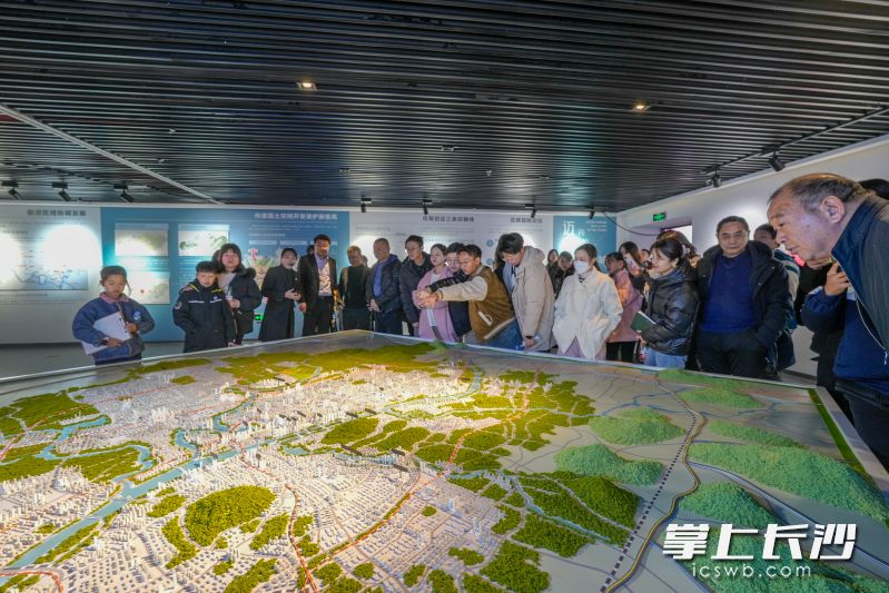 《長(zhǎng)沙市國(guó)土空間總體規(guī)劃（2021-2035年）》成果展開(kāi)展暨“城市+”公開(kāi)課活動(dòng),。均由長(zhǎng)沙晚報(bào)全媒體記者 陳飛 攝