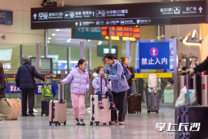 長沙火車南站將開啟“通宵模式”，開行多趟夜間高鐵,，確保旅客出行需求,。 陳俊彥 攝