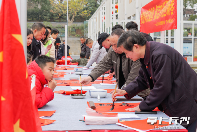 書法家為市民書寫春聯(lián),。 長沙晚報通訊員 管震 供圖