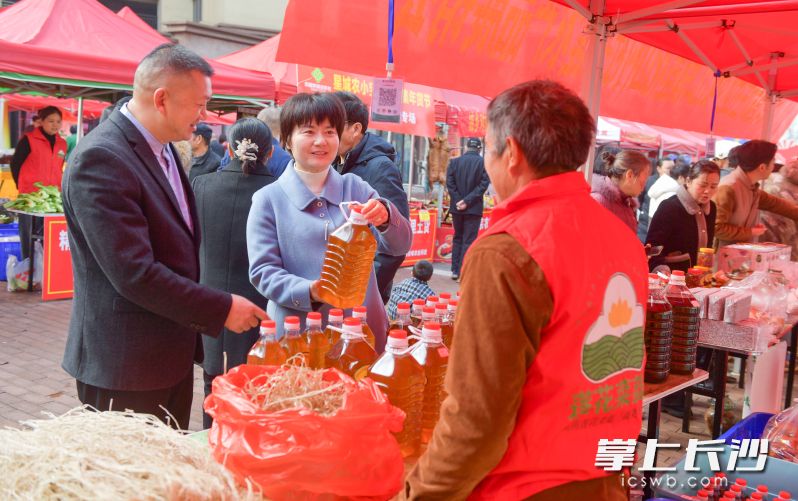 村社互進(jìn)開啟“鄰里義集迎新年貨節(jié)”,，綠色健康食品從鄉(xiāng)村田間地頭直接送到市民家門口。 資料圖片