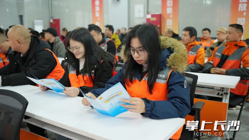 雨花區(qū)貨車司機(jī)集中入會(huì)活動(dòng)舉行,。均為長(zhǎng)沙晚報(bào)通訊員 梁鈺菱 攝