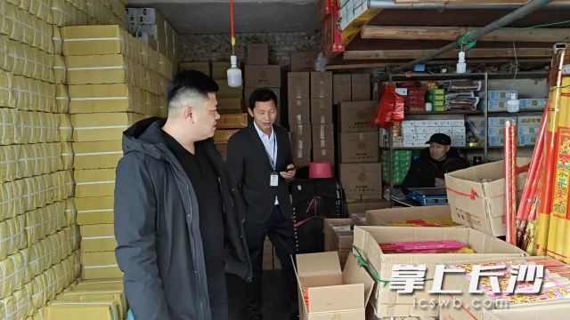 現(xiàn)場查扣非法儲存的煙花爆竹，及時消除安全隱患,。