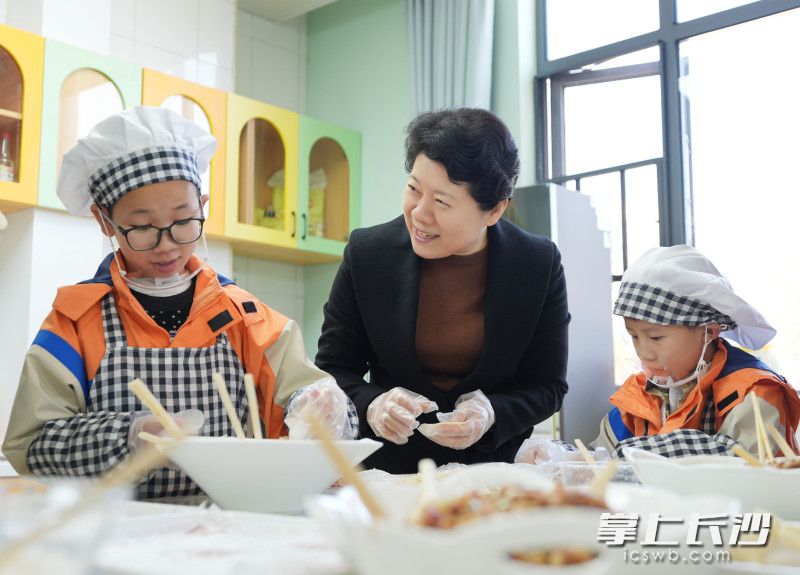 在市兒童福利院,，吳桂英與孩子們互動交流,。