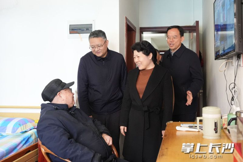 吳桂英向市第一社會福利院的老人送上新春祝福,。  以上均為長沙晚報全媒體記者郭雨滴攝