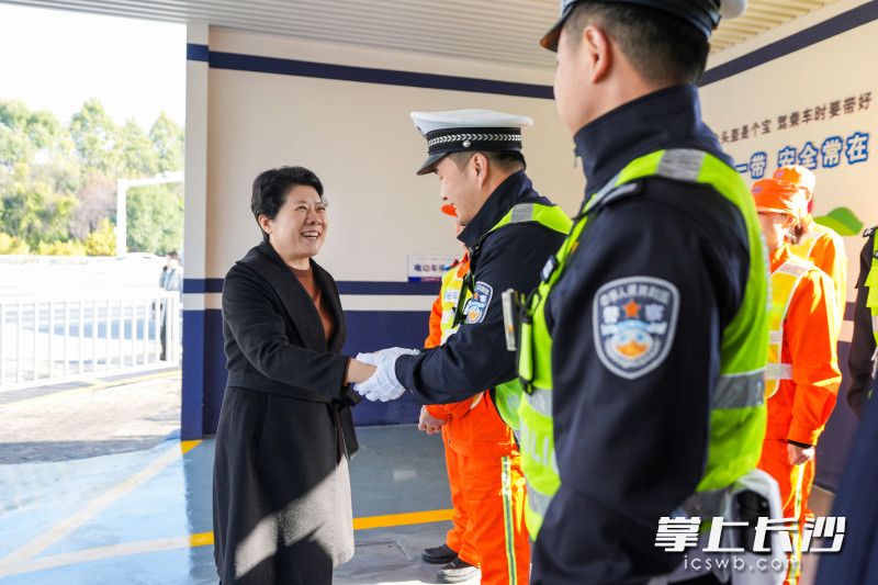 吳桂英向堅守崗位的交警,、城管隊員、環(huán)衛(wèi)工人致以節(jié)日的問候,。