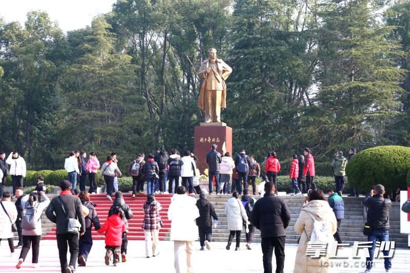 春節(jié)期間，花明樓景區(qū)人頭攢動,，處處洋溢著喜慶氣氛,。均為長沙晚報全媒體記者 張禹 通訊員 周麗 攝影報道