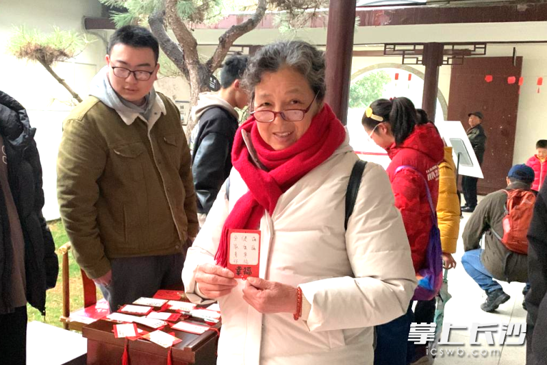 “花明樓祈愿”活動人氣火爆,，游客們紛紛寫下自己的新年愿望。