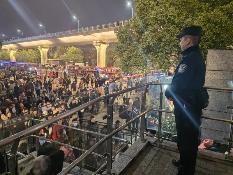 民警在地鐵橘子洲站維持秩序,。