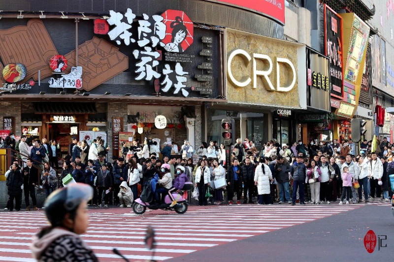 2月4日,，春節(jié)假期的最后一天,，長沙五一商圈仍是人潮涌動，逛街打卡,、購物嘗美食的市民,、游客絡(luò)繹不絕。賀文兵 攝