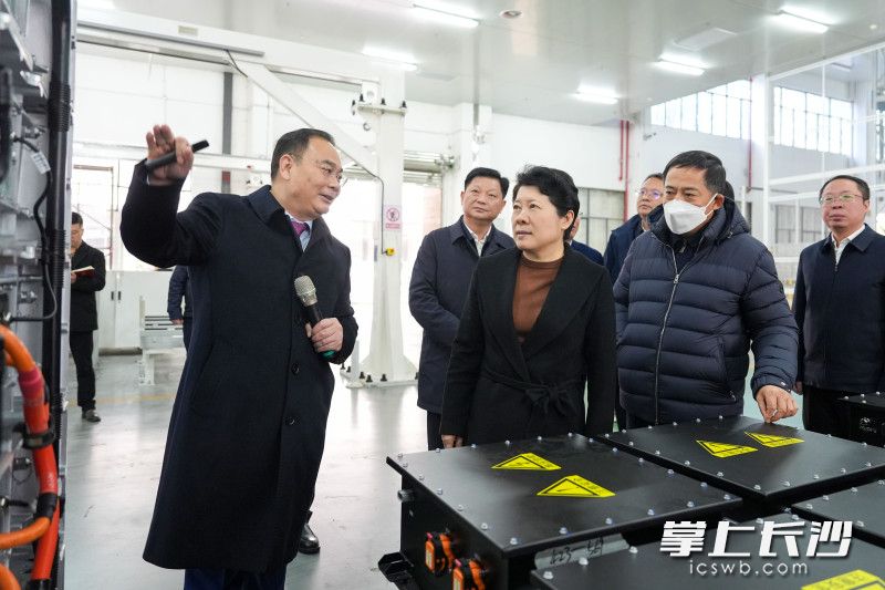 2月7日,，省委常委、市委書記吳桂英在長沙經(jīng)開區(qū)走訪調(diào)研重點企業(yè)，來到三一鋰能有限公司,。